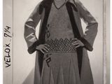 photographie en noir et blanc d'une femme vêtue d'une robe et d'un manteau