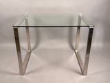 une photo d'une table basse en verre et chrome