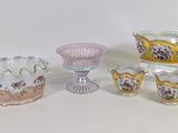 quatre types différents de vases et de coupes sur la table