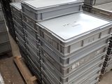une pile de boîtes sur une palette dans un entrepôt