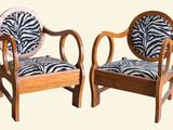 deux chaises en bois avec des coussins à motif zébré