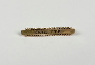 une bague en or sur laquelle est gravé un nom
