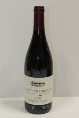 une bouteille de vin posée sur une table