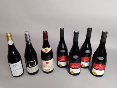 plusieurs bouteilles de vin sont alignées sur une table