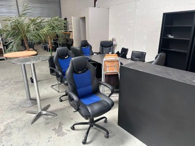 many chairs and tables in a room with a desk