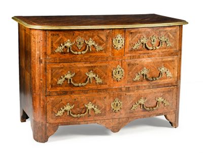 une commode en bois avec de nombreux tiroirs