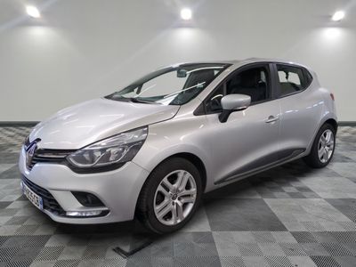 la voiture argentée est garée sur un carrelage à carreaux