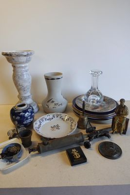 une table sur laquelle se trouvent de nombreux objets différents