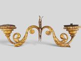 paire de chandeliers anciens en laiton sur fond gris