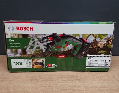 La boîte d'une taille-haie sans fil Bosch est posée sur une table