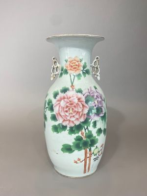 CHINE, XXe Vase balustre en porcelaine à décor de pivoines e… - Photo 1
