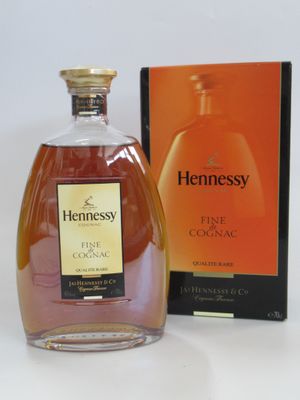 une photo d'une bouteille de cognac Hennessy Finest à côté d'une boîte
