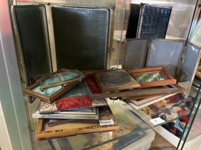de nombreux livres anciens exposés dans une vitrine