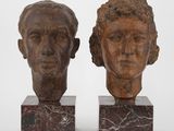 paire de bustes en bronze représentant deux hommes, posés sur des socles en marbre