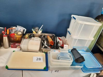 une table sur laquelle sont posés plusieurs récipients