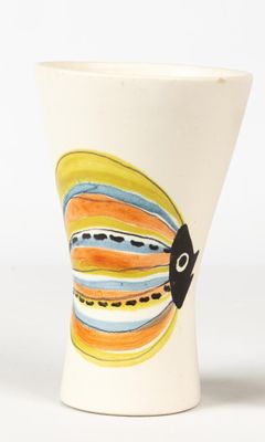 un vase blanc orné d'un motif représentant des poissons colorés