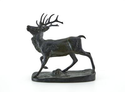 statue d'un cerf avec des bois sur fond blanc