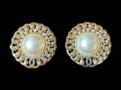 CHANEL Paire de boucles d'oreille sphériques en métal argent…