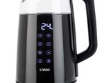 un gros plan d'une cafetière sur laquelle figure une horloge numérique