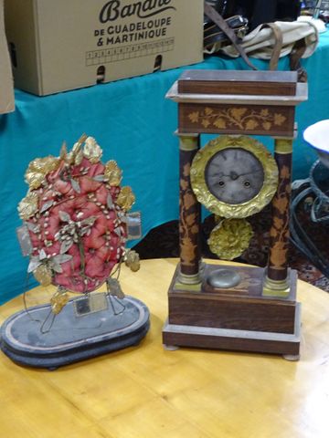 Une pendule portique 19ème , décor de marqueterie, joint un bouqu...