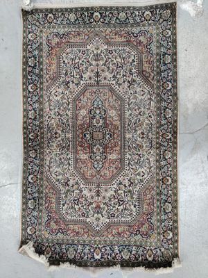 J/ Cachemire Tapis soie à décor floral et 1 caisson, 133x80c…