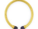 un bracelet en or orné de lapis-lazuli et de perles de lapis-lazuli