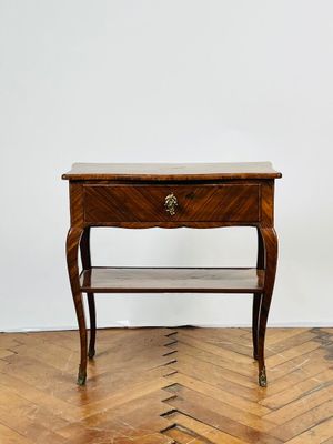 l'image d'une table en bois surmontée d'un tiroir