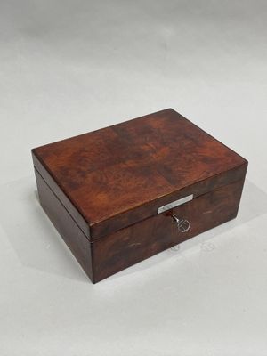 l'image d'une petite boîte en bois sur une surface blanche