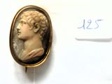 une photo d'une femme portant une broche en or