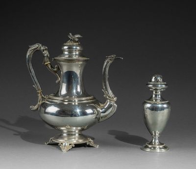 deux théières en argent et une salière posées sur une table