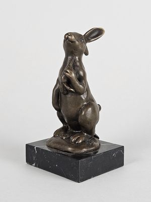 sculpture représentant un lapin posée sur un socle en marbre