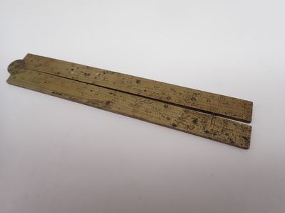une paire de règles en bois posées sur une surface blanche