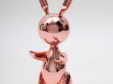 le lapin est debout sur ses pattes arrière, les pattes levées en l'air