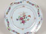 une assiette avec un motif floral sur un support