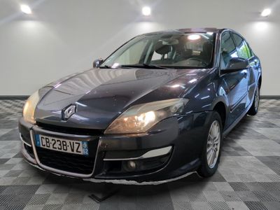 la photo d'une voiture garée dans un garage