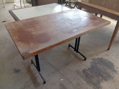 une table placée au milieu d'une pièce