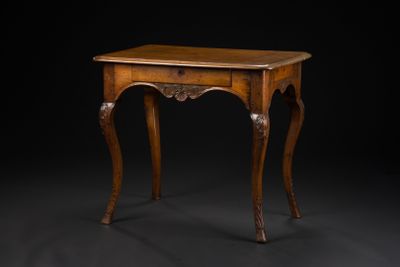 Table de milieu en noyer, de forme rectangulaire, à décor sc… - Photo 1