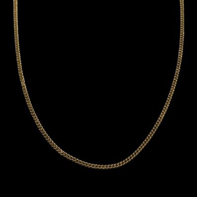 un collier en or avec une chaîne sur fond noir