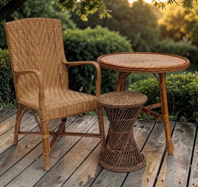 une chaise en osier et une table sur une terrasse en bois