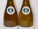 deux bouteilles de vin posées l'une à côté de l'autre sur une table