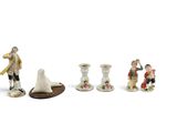 On peut voir plusieurs figurines de tailles et de formes variées