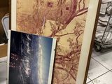 une photo d'une photo d'un arbre et une photo d'une photo d'une maison