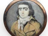 portrait d'un homme vêtu d'un trench-coat et d'une écharpe blanche