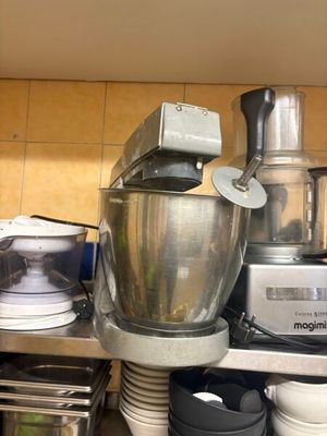 un mixeur posé sur une étagère dans une cuisine