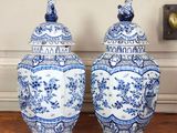 deux vases bleus et blancs posés sur une table en bois