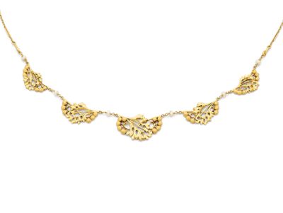 un collier plaqué or orné de cinq feuilles sur une chaîne
