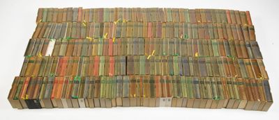 de nombreuses piles de livres empilées les unes sur les autres