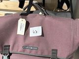 deux sacs posés l'un sur l'autre