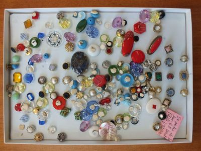 un plateau blanc rempli d'un assortiment de perles et de breloques