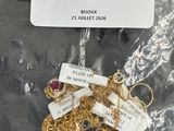 il y a beaucoup de bijoux en or exposés dans la boutique